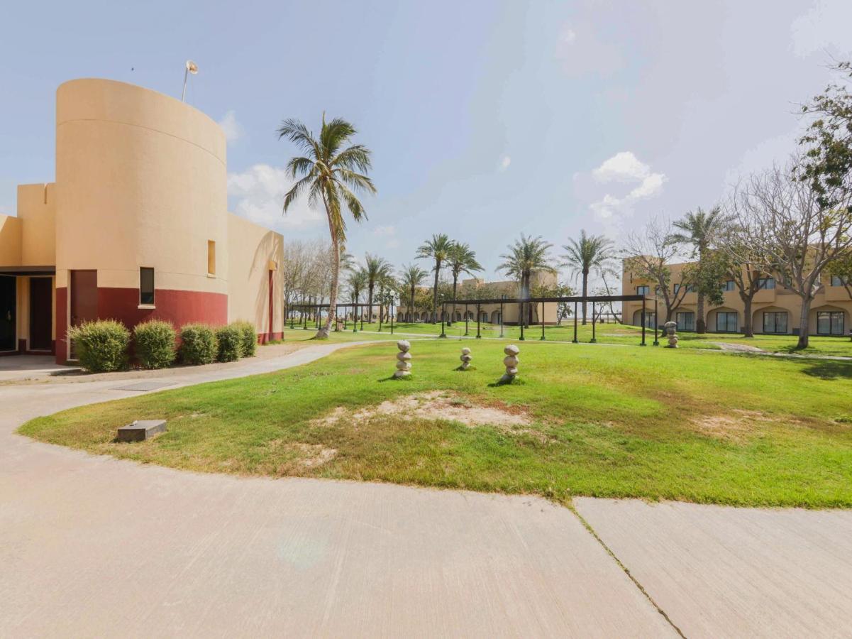 Capital O133 Al Sawadi Beach Resort & Spa バルカ エクステリア 写真